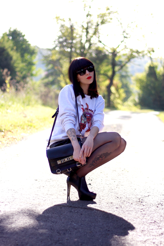 CATS & DOGS fashion blog Berlin sweatshirt cats leather shorts outfit look 7