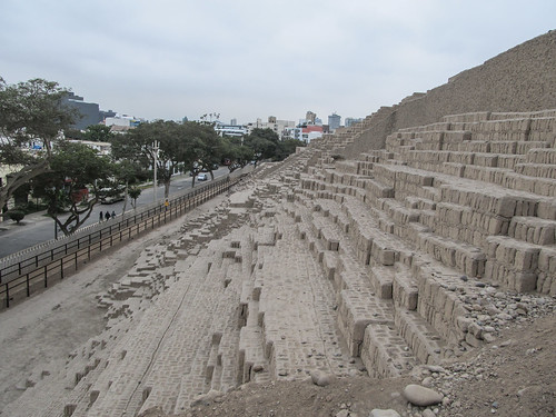 Lima: la huaca  Pucllana