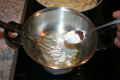 33 - Mehl einrühren / Stir in flour