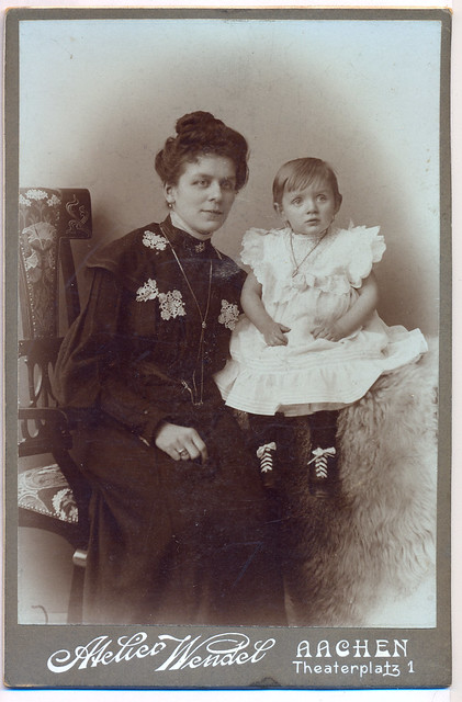 Fam.Braun-5 (Mrs. Bertram and daughter - a friend og mother's) ca. 1915