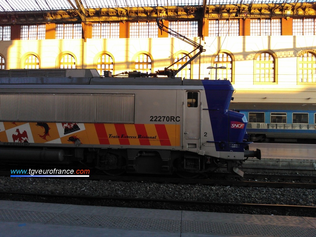 Vue de profil de la BB 22270 RC SNCF