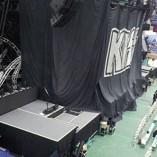 二階席最前列。ステージ近い！噂のスパイダーステージがはみ出ているのがワクテカ。 #KISS #武道館