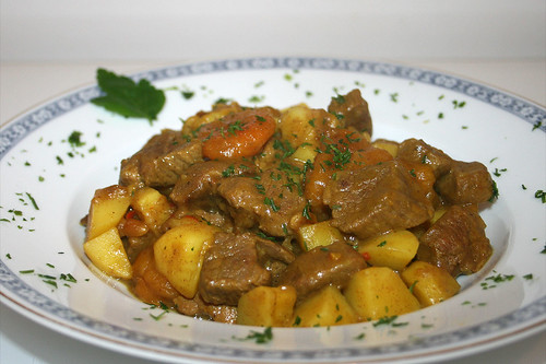 54 - Lamm-Aprikosen-Curry mit Kartoffeln - Seitenansicht / Lamb apricots curry with potatoes - Side view