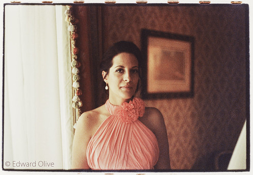 Bride's sister in hotel room - Edward Olive fotografo de bodas para novias buscando fotos clasicas y elegantes