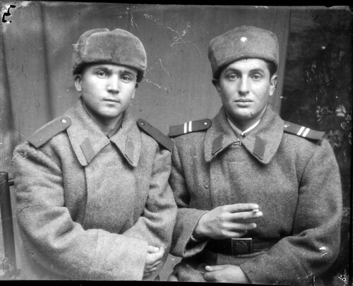 Costica Acsinte foi um fotógrafo de guerra na Romênia que, depois de sair do exército, abriu seu estúdio de fotografia em Slobozia. Cerca de cinco mil negativos foram comprados pelo Ialomita County Museum