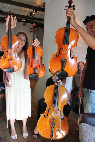 En viola, en fiol, en viola och underst, längre bak, en cello.