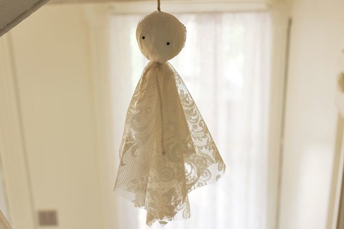 lace ghosts, spooky halloween, crafts