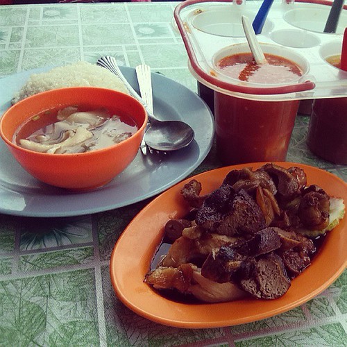 Apa yang menarik dengan nasi ayam ali ialah kuah sup cendawan dihidang dan juga pelbagai pilihan sambal. #jjm #jalanjalanmakan #food #foodporn #muar #Malaysia by Lensa Kugiran Jiwa
