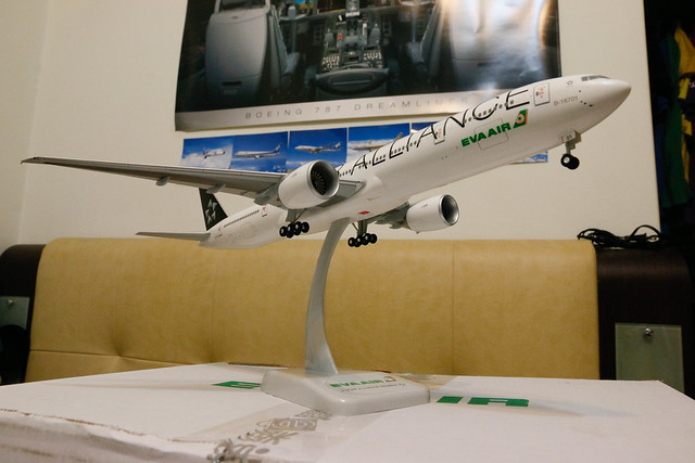 長榮 EVA Air Star Alliance Livery 777-300ER 模型開箱 仰望