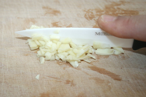 15 - Knoblauch grob zerkleinern / Grind garlic