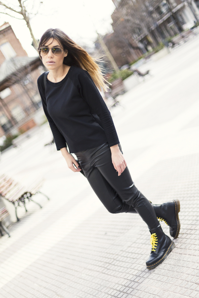 street style barbara crespo dr. martens yellow and black fashion blogger outfit blog de moda