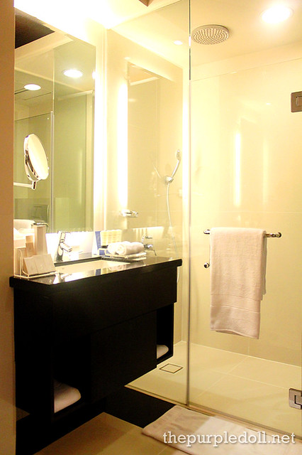 Bellevue Manila Signature Deluxe Bathroom