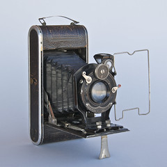 15—Folding camera 6x9 (120 film) by C-F-Foth & Co (Berlin) dual pull external catch external selftimer brown (Foth 28)
