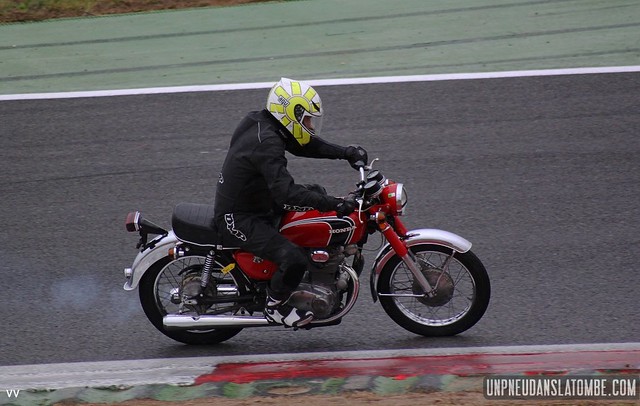 Cette belle petite Honda CB était engagée dans une série de roulages, en marge des épreuves phares du week-end.