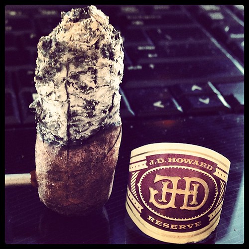 JDH Reserve, can't get enough #cigar #cigars #cigarporn #botl #cigaraficionado #cigaraficionado #nowsmoking #nubbinit