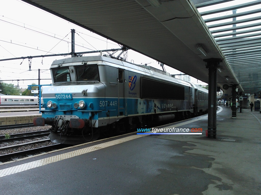 La BB 7244 Alsthom en livrée "En voyage" tête d'un train TER à destination de Lyon Part-Dieu