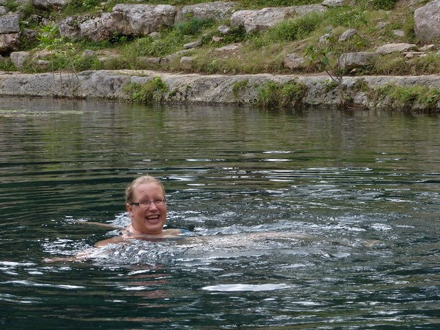 Cenotessa uimassa