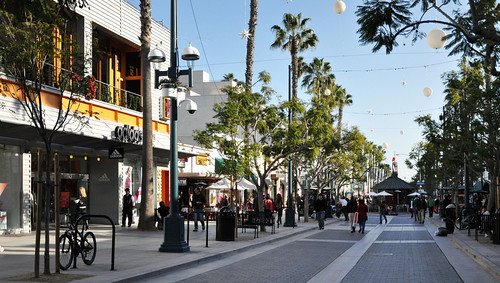 Santa Monica, CA (by: Alexis Fam Photography, creative commons)