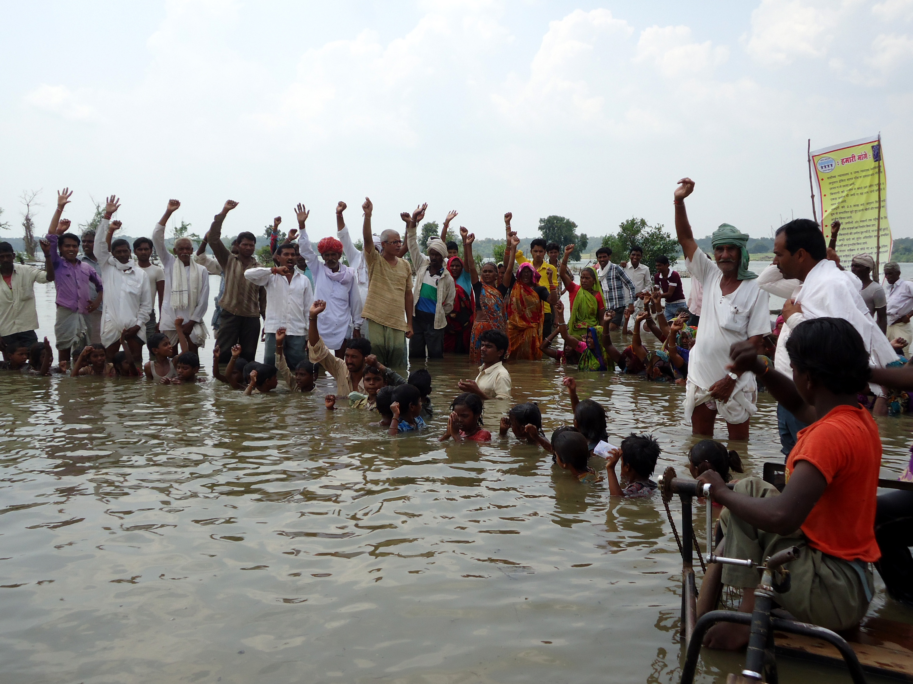 इंदिरा सागर बांध डूब क्षेत्र में आने वाली अपनी जमीन के विरोध में जल सत्याग्रह करते स्थानीय निवासी
