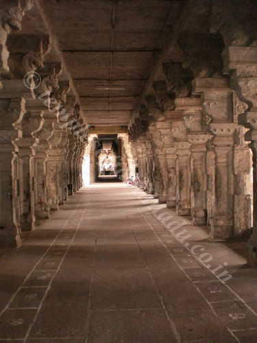 A view of the Nandi through the corridor. Thiruvidaimarudhur.