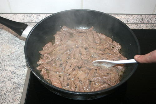 21 - Rindfleischstreifen anbraten / Brown beef chop