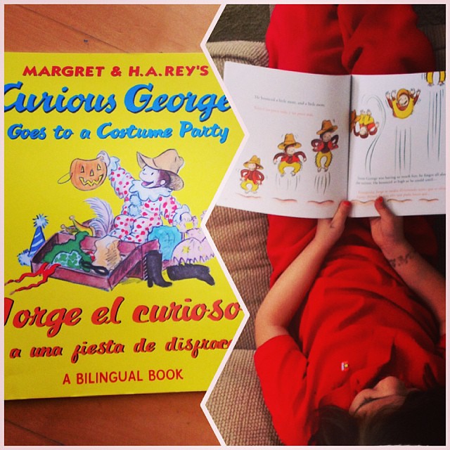 What we're reading today: Curious George goes to a costume party in English y español. Btw, don't miss Curious George: A Halloween Boo Fest @PBSKids on Monday 10/28! #BooFestPBS #LatinaBloggers #sponsored
