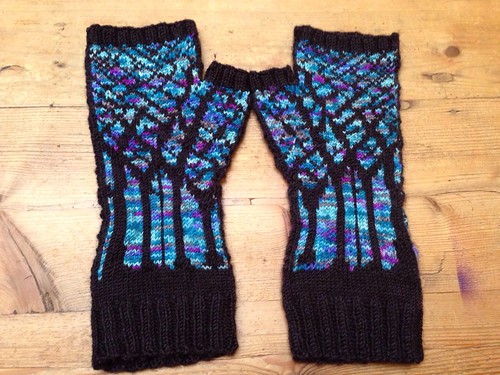 321/365: Winter Twilight Mitts by jchants - Catching up