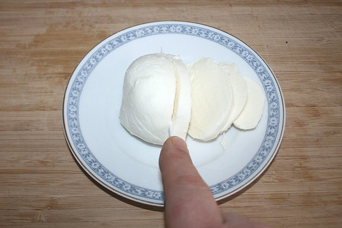 33 - Mozzarella in Scheiben schneiden / Cut mozzarella in slices