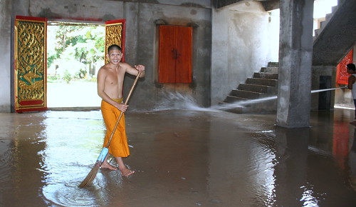 Cleaning temple Wat Luang 5 by tGenteneeRke langs de Mekong