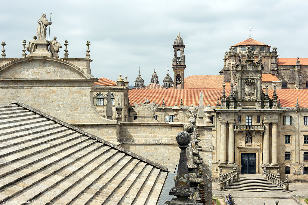 Vemos à esquerda os telhados em forma de escadas. O magnífico edifício ao fundo à direita, é o Mosteiro de San Martin Pinario.
