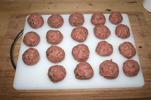 32 - Fleischbällchen formen / Make meatballs