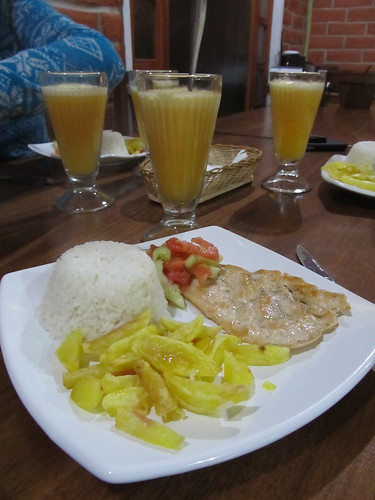 Quilotoa:  poulet, frites, riz et salade accompagnés  d' un  jus de tomate jaune