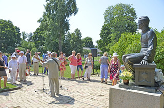 У памятника М.Ю. Лермонтова посетители читали стихи поэта и свои сочинения