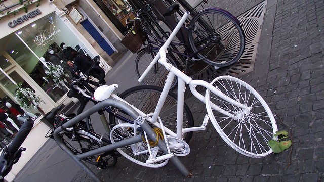 the white bike of old Edinburgh 01