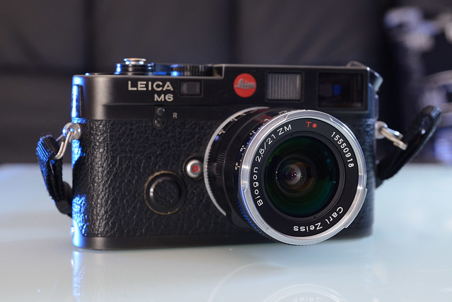 【Leica M6 + ZM 21/2.8】從機身的觀景窗看出去，鏡頭稍稍會擋住視野