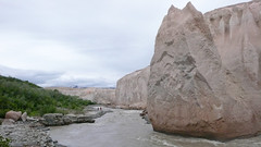 Przełom rzeki przez góry zbudowane z pumeksu.