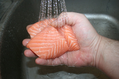 29 - Lachs waschen / Wash salmon