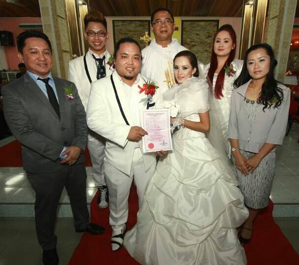 Pasangan pengantin bersama ahli keluarga