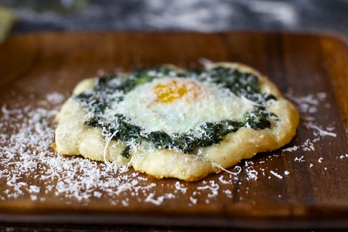 spinach and egg pizzette