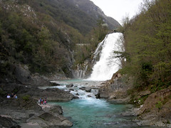 Foto per 30. Il torrente Torre con la Bocca e la cascata di Crosis.