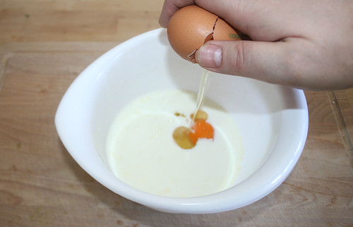 22 - Eier aufschlagen / Add eggs