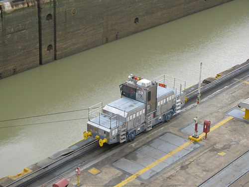 Canal de Panama: un des trains qui tirent et guident les gros bateaux dans les écluses