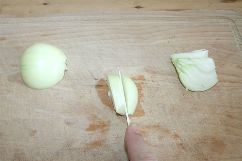 43 - Zwiebel in Spalten schneiden / Cut onion in slices