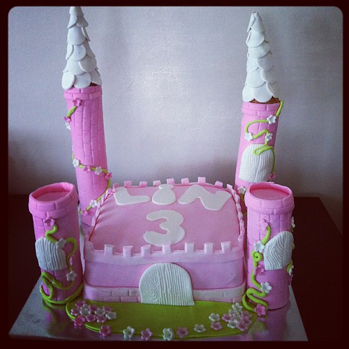 #castlecake #birthdaycake #sugarart #sugarcake #sekerhamurlupastalar #prensessatosupasta#satopasta prensesleri konulmamis haliyle:) by l'atelier de ronitte