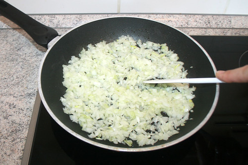 32 - Zwiebeln andünsten / Braise onions lightly