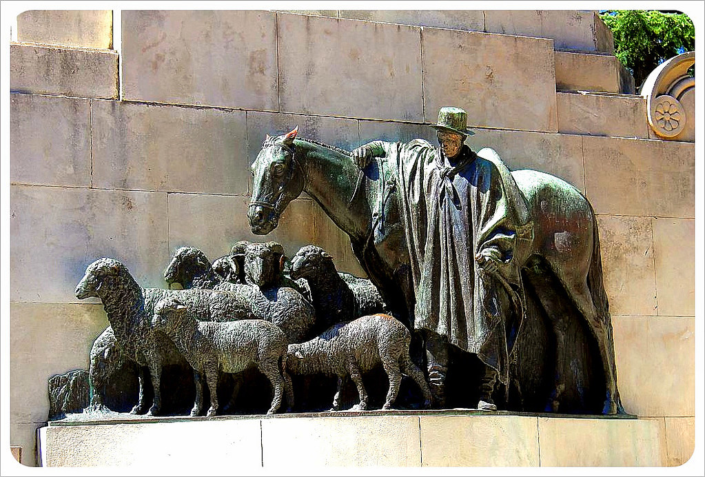 montevideo sheep sculpture