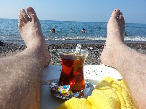 Török tengerpart, homok, tea, hőség, szőrös láb