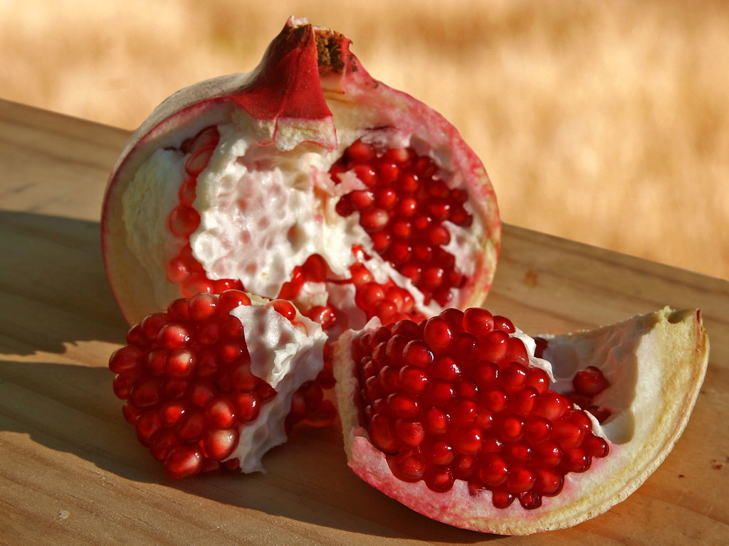 pomegranates upload.wikipedia.org