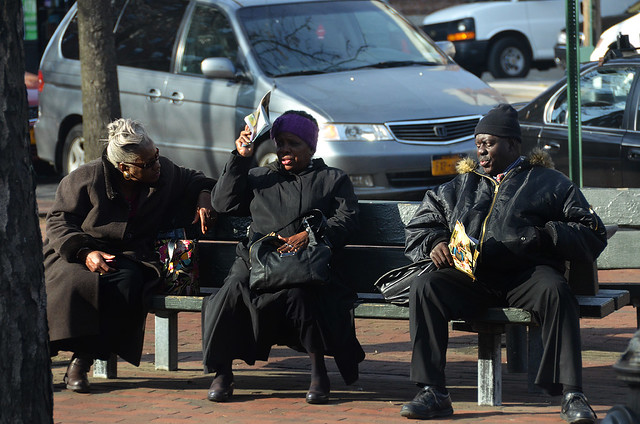 Ancianos del Bronx de Nueva York sentados al sol