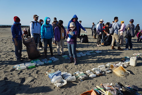 志工將寶特瓶、塑膠製品等廢棄物進行排列、清算數量。